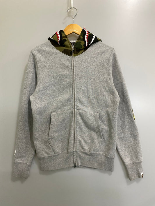 【中古品】【メンズ】 A BATHING APE アベイシングエイプ CAMO SHARK PARKA カモ シャーク パーカー トップス フーディー 142-261002-em-28-min サイズ：S カラー：グレー 万代Net店
