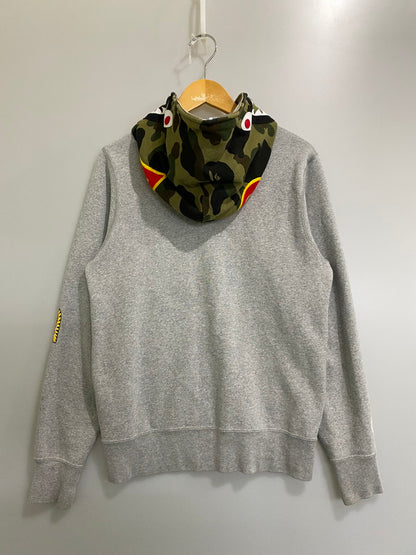 【中古品】【メンズ】 A BATHING APE アベイシングエイプ CAMO SHARK PARKA カモ シャーク パーカー トップス フーディー 142-261002-em-28-min サイズ：S カラー：グレー 万代Net店