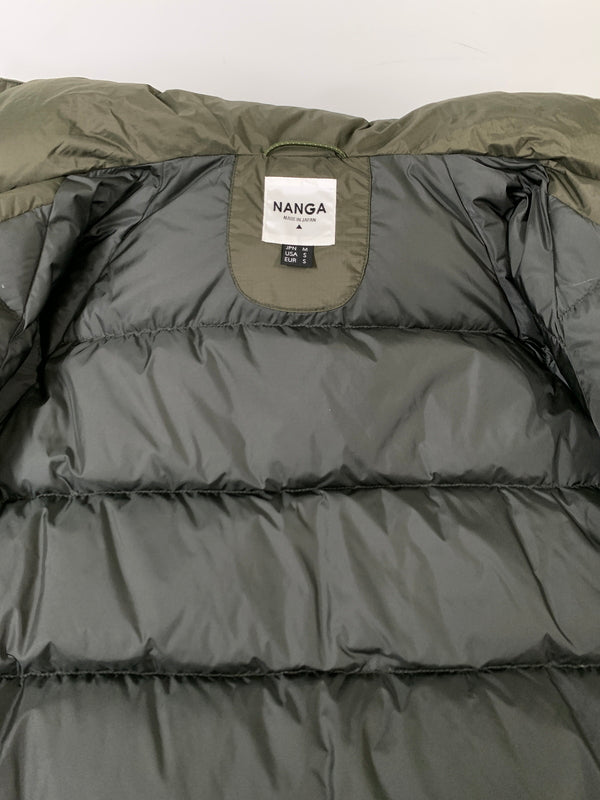 【中古品】【メンズ】 NANGA ナンガ HOODED DOWN JACKET フーデッド ダウン ジャケット メンズ アウター フード付き 144-261002-em-58-min サイズ：M カラー：カーキグリーン 万代Net店