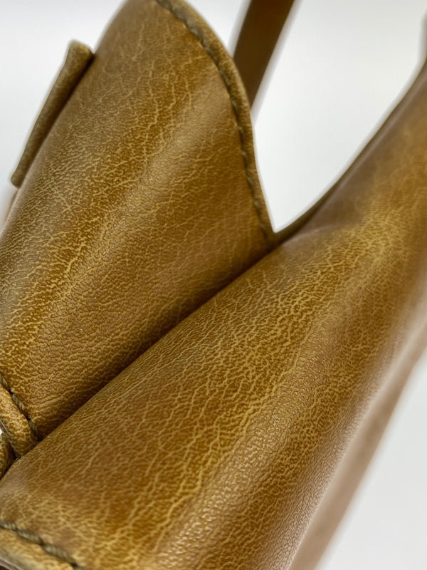 【現状渡し品】【メンズ】 MATT&NAT マット アンド ナット ショルダーバッグ カバン 188-261006-hu-07-min カラー：キャメル系 万代Net店