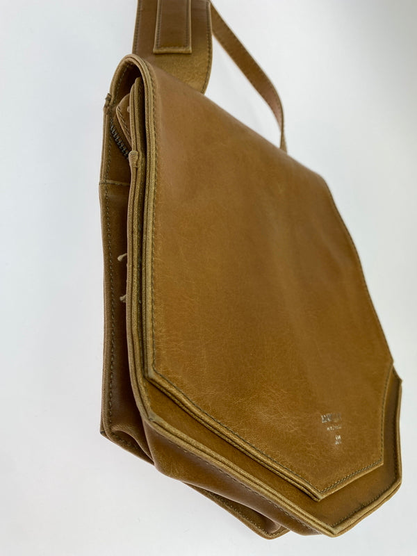 【現状渡し品】【メンズ】 MATT&NAT マット アンド ナット ショルダーバッグ カバン 188-261006-hu-07-min カラー：キャメル系 万代Net店