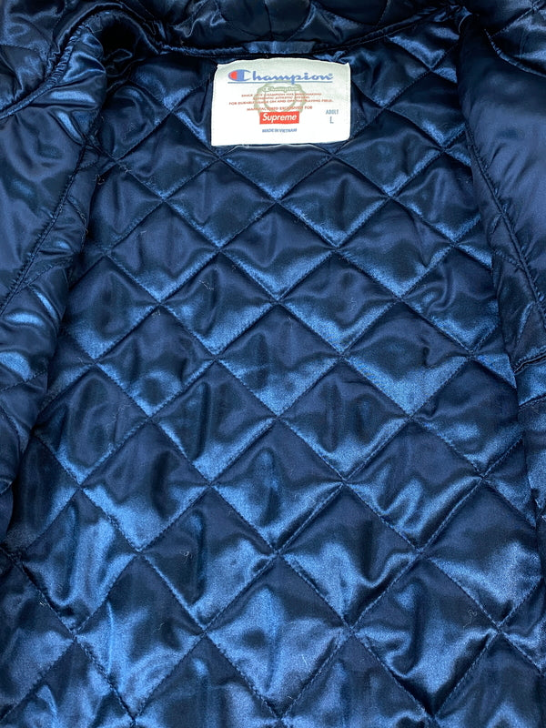 【中古品】【メンズ】 SUPREME × CHAMPION シュプリーム チャンピオン 082018 18AW HOODED SATIN VARSITY JACKET フーデットサテンバーシティ ジャケット スタジャン 149-261003-ta-22-min サイズ：L カラー：ネイビー 万代Net店