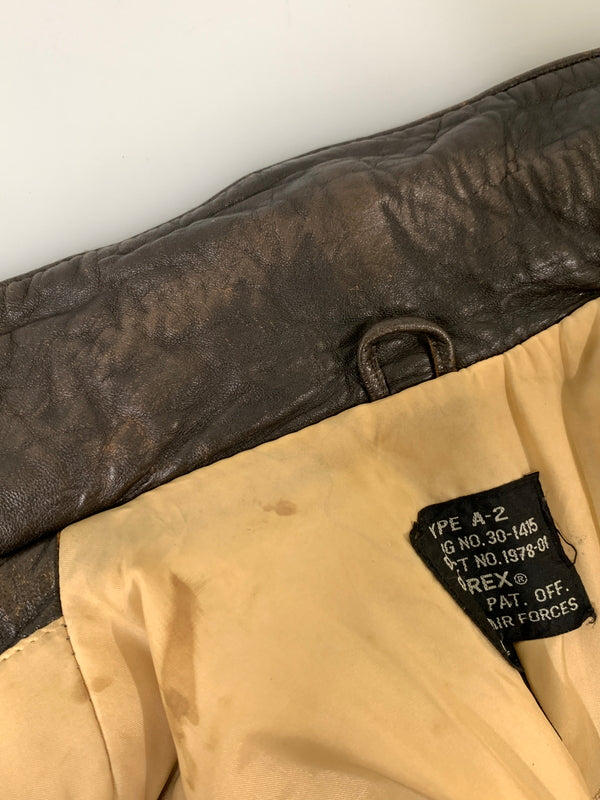 【現状渡し品】【メンズ】 AVIREX アヴィレックス A-2 LEATHER JACKET レザー ジャケット メンズ アウター ブルゾン 革ジャン 145-261002-em-59-min カラー：ブラウン 万代Net店