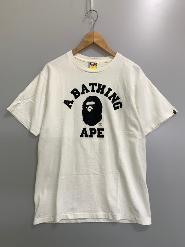 【中古品】【メンズ】 A BATHING APE アベイシングエイプ COLLEGE TEE カレッジ 半袖Tシャツ メンズ トップス ショートスリーブ 142-261002-em-62-min サイズ：M カラー：ホワイト 万代Net店