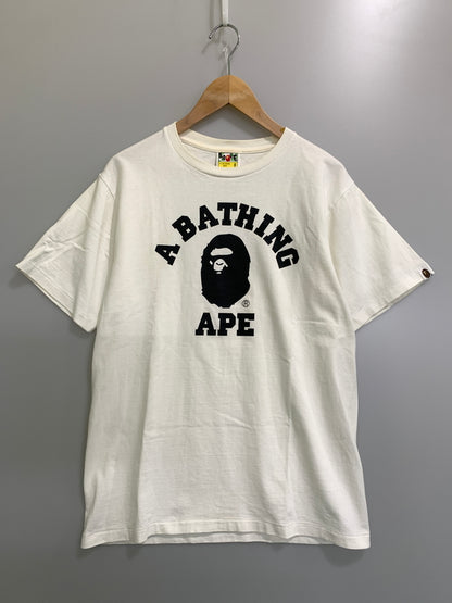 【中古品】【メンズ】 A BATHING APE アベイシングエイプ COLLEGE TEE カレッジ 半袖Tシャツ メンズ トップス ショートスリーブ 142-261002-em-62-min サイズ：M カラー：ホワイト 万代Net店