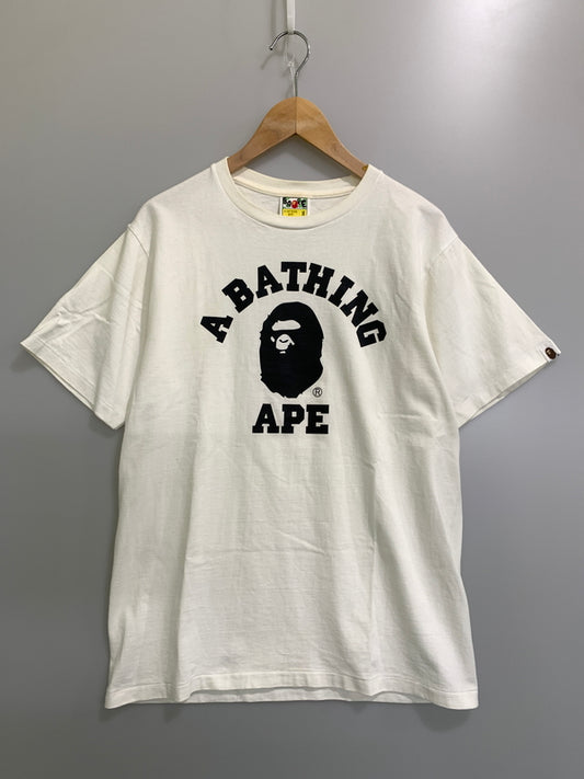 【中古品】【メンズ】 A BATHING APE アベイシングエイプ COLLEGE TEE カレッジ 半袖Tシャツ メンズ トップス ショートスリーブ 142-261002-em-62-min サイズ：M カラー：ホワイト 万代Net店