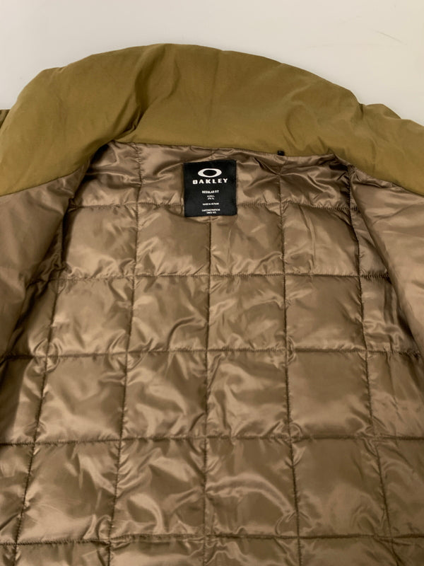 【中古品】【メンズ】 OAKLEY オークリー FGL PUFFER INS JACKET 3.7 FOA405813 パファー インサレーション ジャケット 3.7 メンズ アウター 148-261005-em-29-min サイズ：XL カラー：ブラウン 万代Net店