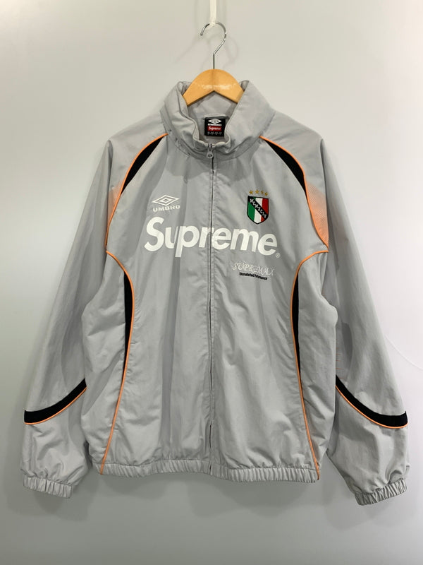 【中古品】【メンズ】 SUPREME シュプリーム × UMBRO アンブロ 22SS TRACK JACKET トラック ジャケット フルジップ フード付き メンズ アウター ナイロンジャケット 149-261007-em-23-min サイズ：XL カラー：グレー 万代Net店