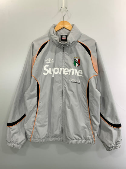 【中古品】【メンズ】 SUPREME シュプリーム × UMBRO アンブロ 22SS TRACK JACKET トラック ジャケット フルジップ フード付き メンズ アウター ナイロンジャケット 149-261007-em-23-min サイズ：XL カラー：グレー 万代Net店