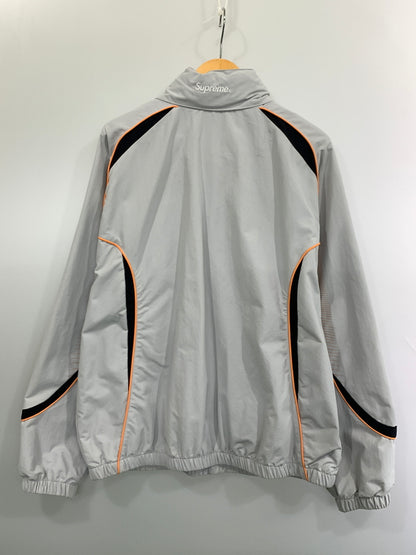 【中古品】【メンズ】 SUPREME シュプリーム × UMBRO アンブロ 22SS TRACK JACKET トラック ジャケット フルジップ フード付き メンズ アウター ナイロンジャケット 149-261007-em-23-min サイズ：XL カラー：グレー 万代Net店