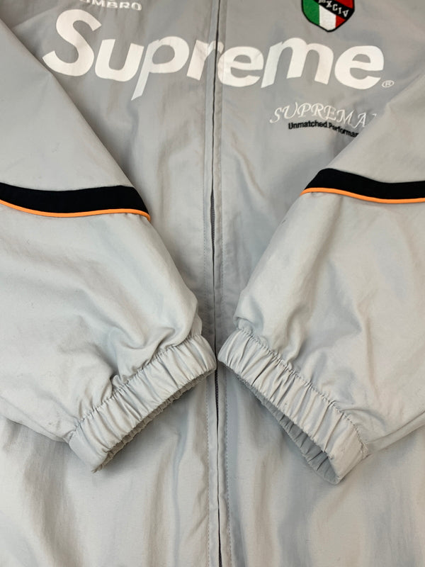 【中古品】【メンズ】 SUPREME シュプリーム × UMBRO アンブロ 22SS TRACK JACKET トラック ジャケット フルジップ フード付き メンズ アウター ナイロンジャケット 149-261007-em-23-min サイズ：XL カラー：グレー 万代Net店