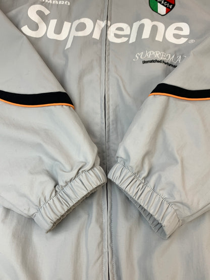 【中古品】【メンズ】 SUPREME シュプリーム × UMBRO アンブロ 22SS TRACK JACKET トラック ジャケット フルジップ フード付き メンズ アウター ナイロンジャケット 149-261007-em-23-min サイズ：XL カラー：グレー 万代Net店