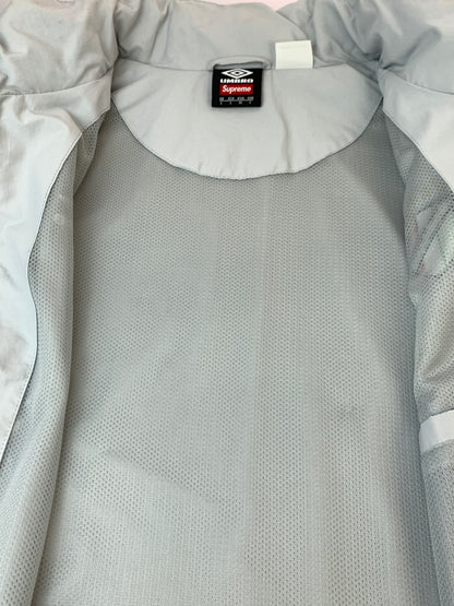 【中古品】【メンズ】 SUPREME シュプリーム × UMBRO アンブロ 22SS TRACK JACKET トラック ジャケット フルジップ フード付き メンズ アウター ナイロンジャケット 149-261007-em-23-min サイズ：XL カラー：グレー 万代Net店