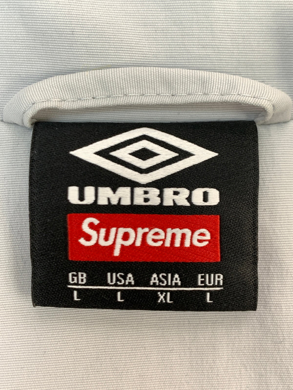 【中古品】【メンズ】 SUPREME シュプリーム × UMBRO アンブロ 22SS TRACK JACKET トラック ジャケット フルジップ フード付き メンズ アウター ナイロンジャケット 149-261007-em-23-min サイズ：XL カラー：グレー 万代Net店