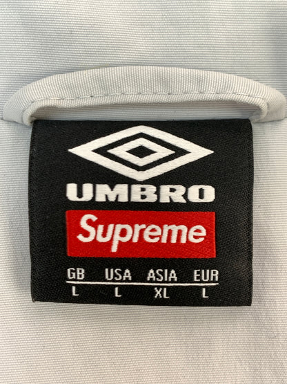 【中古品】【メンズ】 SUPREME シュプリーム × UMBRO アンブロ 22SS TRACK JACKET トラック ジャケット フルジップ フード付き メンズ アウター ナイロンジャケット 149-261007-em-23-min サイズ：XL カラー：グレー 万代Net店