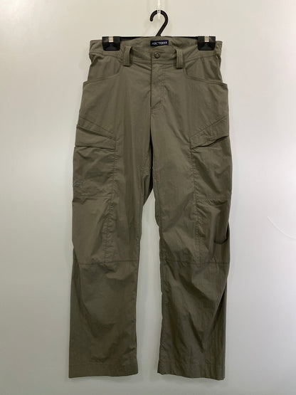 【中古品】【メンズ】 ARC’TERYX アークテリクス RAMPART PANTS ランパートパンツ メンズ ボトムス 薄手 軽量パンツ 155-261022-em-43-min サイズ：30 カラー：カーキ 万代Net店