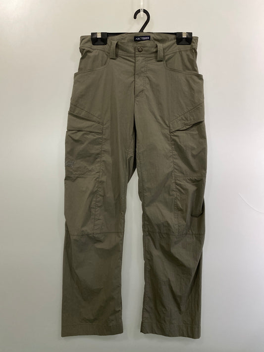 【中古品】【メンズ】 ARC’TERYX アークテリクス RAMPART PANTS ランパートパンツ メンズ ボトムス 薄手 軽量パンツ 155-261022-em-43-min サイズ：30 カラー：カーキ 万代Net店