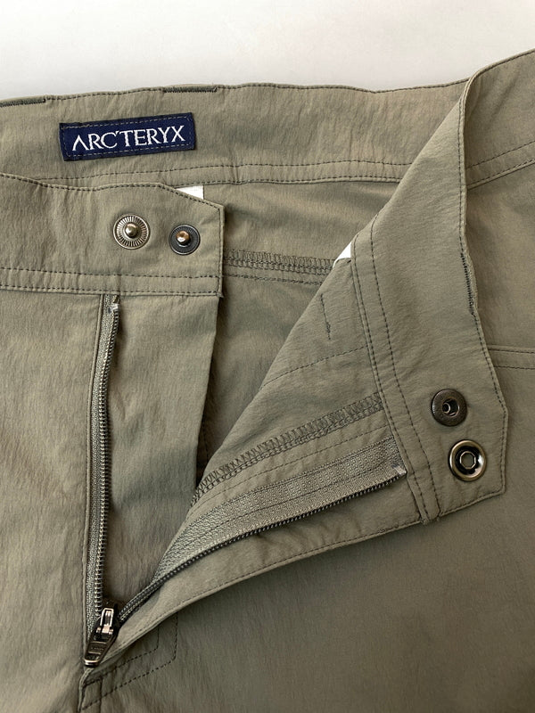 【中古品】【メンズ】 ARC’TERYX アークテリクス RAMPART PANTS ランパートパンツ メンズ ボトムス 薄手 軽量パンツ 155-261022-em-43-min サイズ：30 カラー：カーキ 万代Net店