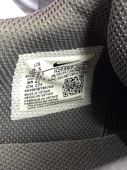 【中古品】【メンズ】 NIKE ナイキ AIR MAX EXCEE エアマックス エクシー IQ9397-068 靴 スニーカー シューズ 160-261011-hu-01-min カラー：IRON GREY / HYPER CRIMSON / BLACK 万代Net店