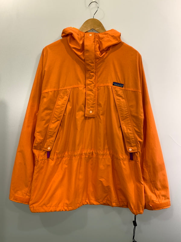 【現状渡し品】【メンズ】 PATAGONIA パタゴニア 90S ANORAK JACKET 90年代 アノラック ジャケット プルオーバー フード付き ナイロンジャケット メンズ アウター 144-261007-em-14-min サイズ：L カラー：オレンジ 万代Net店