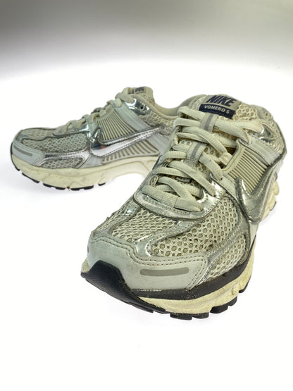 【中古品】【レディース】 NIKE ナイキ W ZOOM VOMERO 5 FD0884-025 ズーム ボメロ 5 ウィメンズ シューズ スニーカー レディース 靴 166-261008-em-04-min サイズ：24.0cm カラー：シルバー系 万代Net店