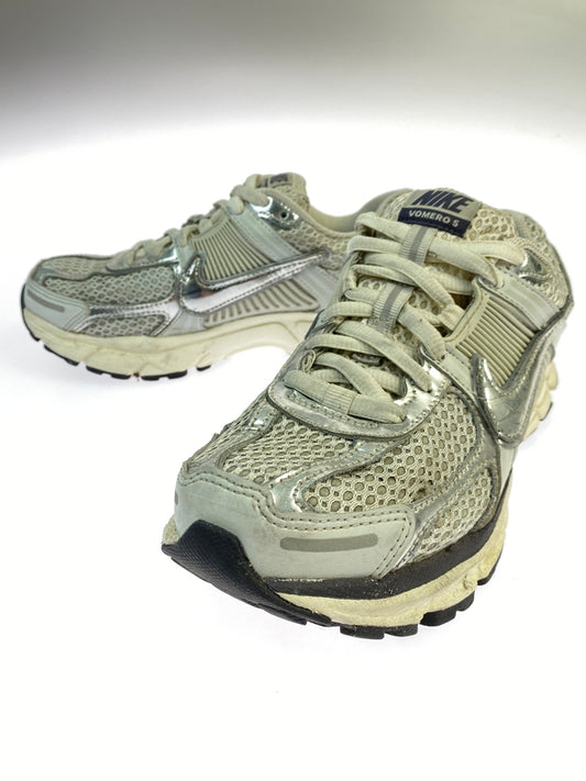 【中古品】【レディース】 NIKE ナイキ W ZOOM VOMERO 5 FD0884-025 ズーム ボメロ 5 ウィメンズ シューズ スニーカー レディース 靴 166-261008-em-04-min サイズ：24.0cm カラー：シルバー系 万代Net店
