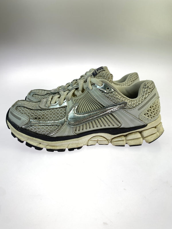 【中古品】【レディース】 NIKE ナイキ W ZOOM VOMERO 5 FD0884-025 ズーム ボメロ 5 ウィメンズ シューズ スニーカー レディース 靴 166-261008-em-04-min サイズ：24.0cm カラー：シルバー系 万代Net店