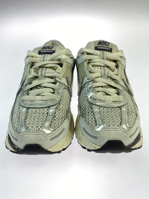 【中古品】【レディース】 NIKE ナイキ W ZOOM VOMERO 5 FD0884-025 ズーム ボメロ 5 ウィメンズ シューズ スニーカー レディース 靴 166-261008-em-04-min サイズ：24.0cm カラー：シルバー系 万代Net店