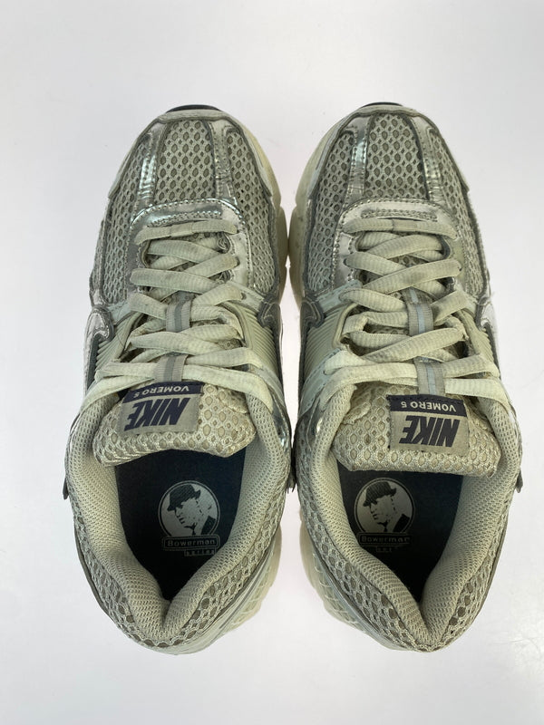 【中古品】【レディース】 NIKE ナイキ W ZOOM VOMERO 5 FD0884-025 ズーム ボメロ 5 ウィメンズ シューズ スニーカー レディース 靴 166-261008-em-04-min サイズ：24.0cm カラー：シルバー系 万代Net店