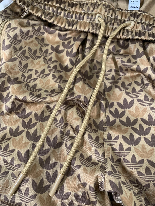 【中古品】【メンズ】 ADIDAS アディダス FIREBIRD CLASSIC MOLOGLAM TRACK PANTS ファイヤーバード クラシック モノグラム トラック パンツ メンズ ボトムス ジャージ 158-261008-em-26-min サイズ：XS カラー：ブラウン 万代Net店