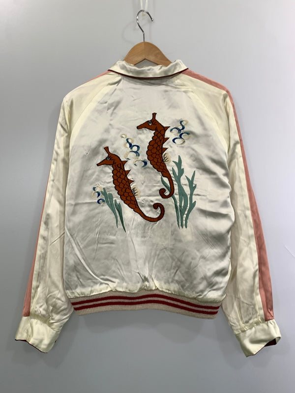 【中古美品】【メンズ】 テーラー東洋 LATE 1950S STYLE SOUVENIR JACKET KOSHO & CO. SPECIAL EDITION GUAM ISLANDS × SEAHORSE TT16010 145-261017-KS-08-min サイズ：中 カラー：ワインレッド/ホワイト 万代Net店