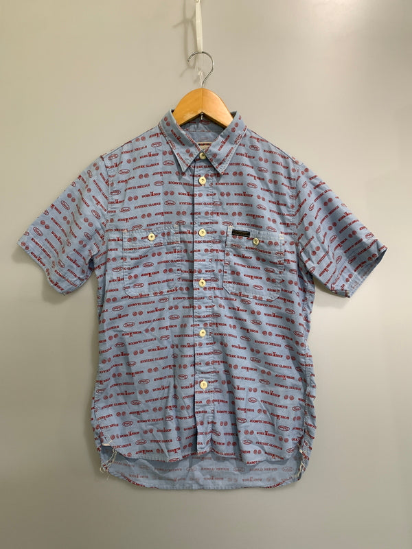 【現状渡し品】【メンズ】 HYSTERIC GLAMOUR ヒステリックグラマー 0222AH06 ロゴ総柄 SS SHIRT 半袖シャツ ショートスリーブ ワークシャツ 140-261010-ta-05-min サイズ：M カラー：ブルー系 万代Net店