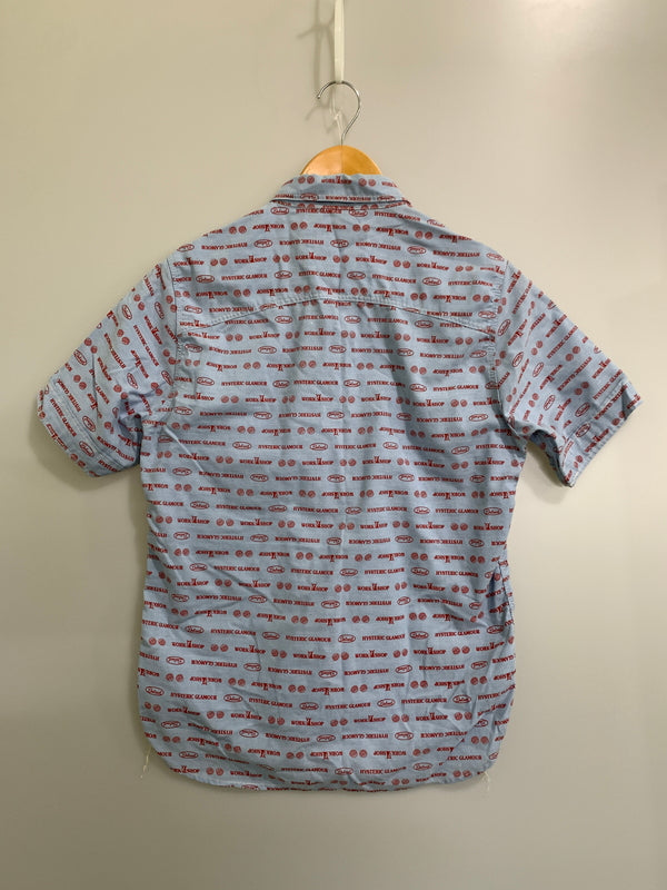 【現状渡し品】【メンズ】 HYSTERIC GLAMOUR ヒステリックグラマー 0222AH06 ロゴ総柄 SS SHIRT 半袖シャツ ショートスリーブ ワークシャツ 140-261010-ta-05-min サイズ：M カラー：ブルー系 万代Net店