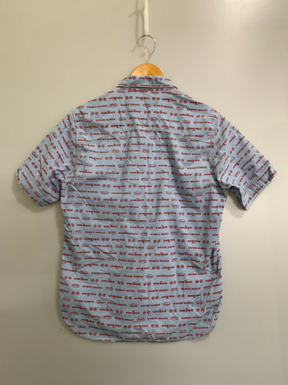 【現状渡し品】【メンズ】 HYSTERIC GLAMOUR ヒステリックグラマー 0222AH06 ロゴ総柄 SS SHIRT 半袖シャツ ショートスリーブ ワークシャツ 140-261010-ta-05-min サイズ：M カラー：ブルー系 万代Net店