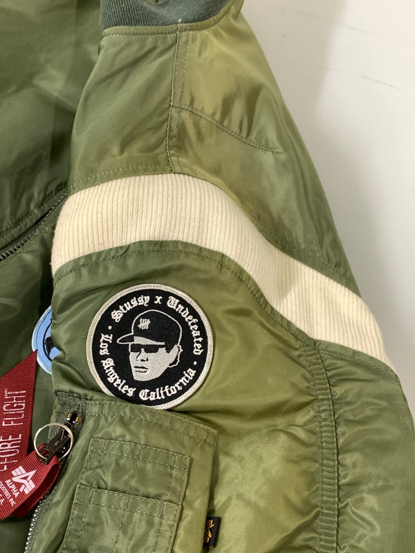 【現状渡し品】【メンズ】 STUSSY ステューシー × ALPHA × FRAGMENT 25TH MA-1 アルファ フラグメント MA-1 ジャケット アウター 142-261013-yn-21-min サイズ：L カラー：オリーブグリーン 万代Net店