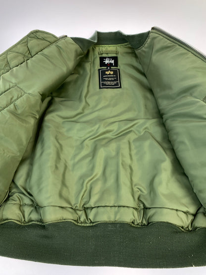 【現状渡し品】【メンズ】 STUSSY ステューシー × ALPHA × FRAGMENT 25TH MA-1 アルファ フラグメント MA-1 ジャケット アウター 142-261013-yn-21-min サイズ：L カラー：オリーブグリーン 万代Net店