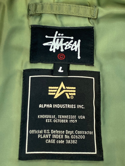 【現状渡し品】【メンズ】 STUSSY ステューシー × ALPHA × FRAGMENT 25TH MA-1 アルファ フラグメント MA-1 ジャケット アウター 142-261013-yn-21-min サイズ：L カラー：オリーブグリーン 万代Net店