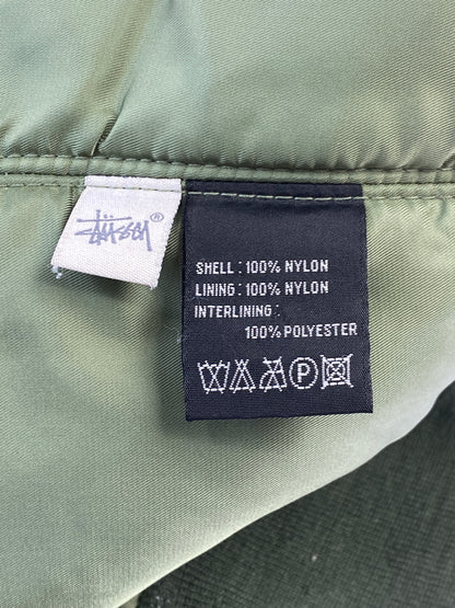 【現状渡し品】【メンズ】 STUSSY ステューシー × ALPHA × FRAGMENT 25TH MA-1 アルファ フラグメント MA-1 ジャケット アウター 142-261013-yn-21-min サイズ：L カラー：オリーブグリーン 万代Net店