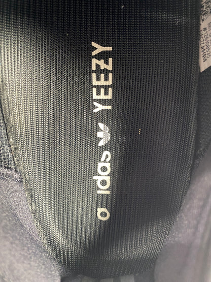 【中古品】【メンズ】 ADIDAS アディダス YEEZY BOOST 350 V2 CP9652 イージーブースト スニーカー 靴 161-261013-yn-04-min サイズ：26.0cm カラー：CORE BLACK/RED 万代Net店