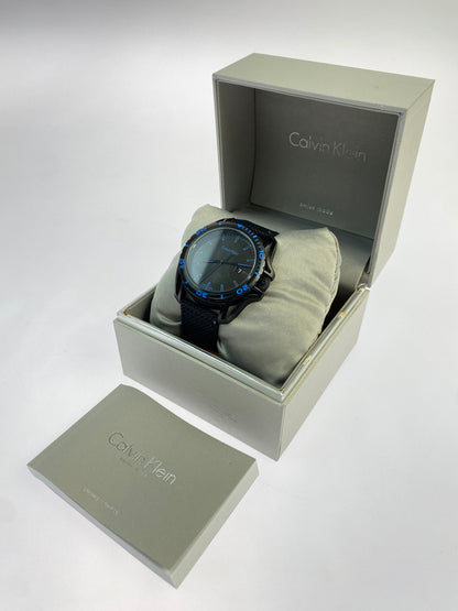 【中古品】【メンズ】 CALVIN KLEIN カルバン クライン クォーツ時計 腕時計 ウォッチ アクセサリー 198-261011-hu-25-min カラー：ブラック/ブルー 万代Net店