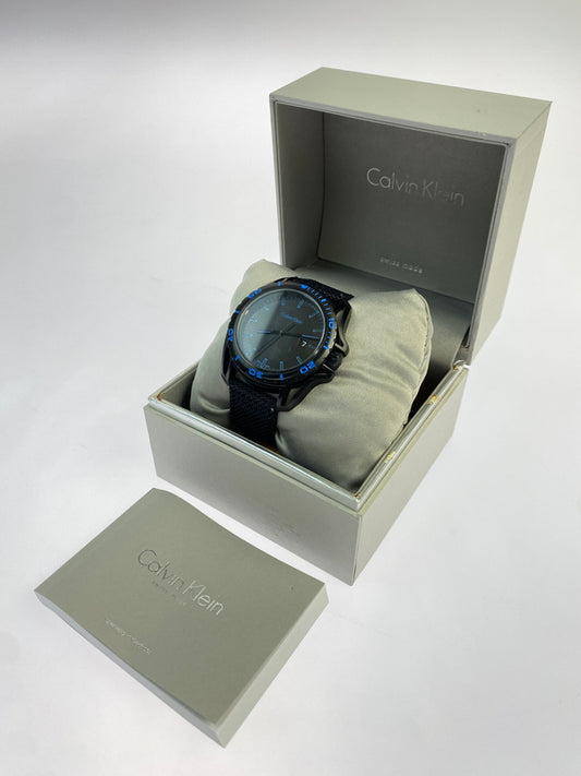 【中古品】【メンズ】 CALVIN KLEIN カルバン クライン クォーツ時計 腕時計 ウォッチ アクセサリー 198-261011-hu-25-min カラー：ブラック/ブルー 万代Net店