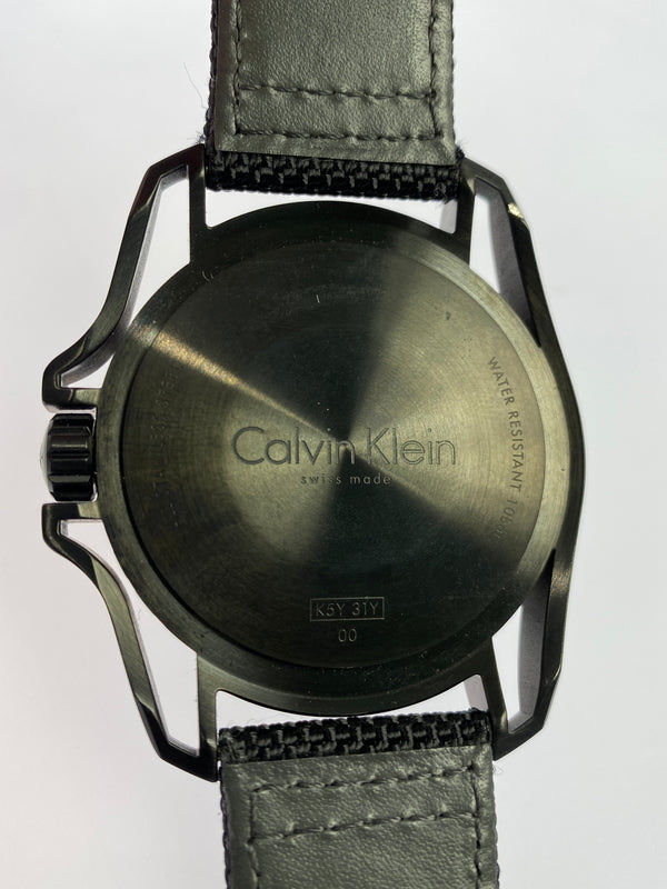 【中古品】【メンズ】 CALVIN KLEIN カルバン クライン クォーツ時計 腕時計 ウォッチ アクセサリー 198-261011-hu-25-min カラー：ブラック/ブルー 万代Net店