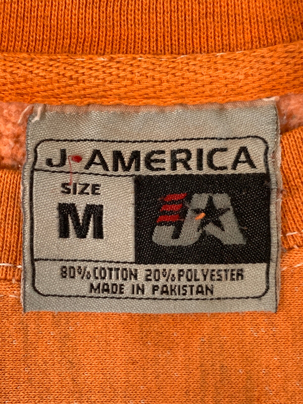 【現状渡し品】【メンズ】 USED ユーズド J.AMERICA KEINENKUGEL PRINT SWEATSHIRT プリント スウェット 長袖 ロゴプリント トップス トレーナー 146-261008-em-29-min サイズ：M カラー：オレンジ 万代Net店