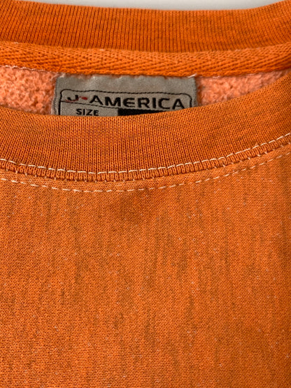 【現状渡し品】【メンズ】 USED ユーズド J.AMERICA KEINENKUGEL PRINT SWEATSHIRT プリント スウェット 長袖 ロゴプリント トップス トレーナー 146-261008-em-29-min サイズ：M カラー：オレンジ 万代Net店