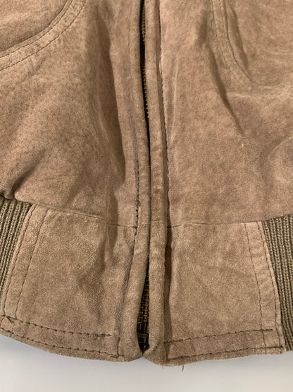 【現状渡し品】【メンズ】 JOHN ASHFORD ジョン・アシュフォード SUEDE LEATHER JACKET スエード レザー ジャケット メンズ アウター 革 ブルゾン フルジップ 146-261008-em-23-min サイズ：S カラー：ライトブラウン 万代Net店