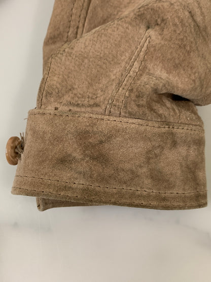 【現状渡し品】【メンズ】 JOHN ASHFORD ジョン・アシュフォード SUEDE LEATHER JACKET スエード レザー ジャケット メンズ アウター 革 ブルゾン フルジップ 146-261008-em-23-min サイズ：S カラー：ライトブラウン 万代Net店