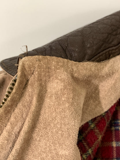 【現状渡し品】【メンズ】 JOHN ASHFORD ジョン・アシュフォード SUEDE LEATHER JACKET スエード レザー ジャケット メンズ アウター 革 ブルゾン フルジップ 146-261008-em-23-min サイズ：S カラー：ライトブラウン 万代Net店