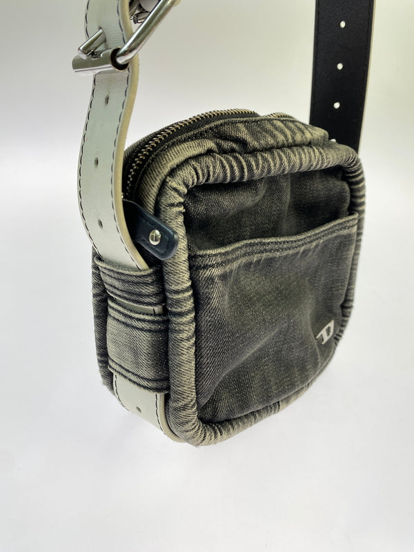 【中古品】【メンズ】 DIESEL ディーゼル DARK WASH DENIM HAND BAG ダーク ウォッシュ デニム ハンド バッグ カバン 188-261011-hu-31-min カラー：ブラック/ホワイト 万代Net店