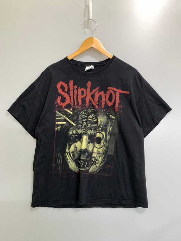 【中古品】【メンズ】 SLIPKNOT MEMBER SPLIT FACE TEE スリップノット メンバー スプリット フェイス 半袖Tシャツ メタルバンド メンズ トップス 146-261016-em-42-min サイズ：XL カラー：ブラック 万代Net店