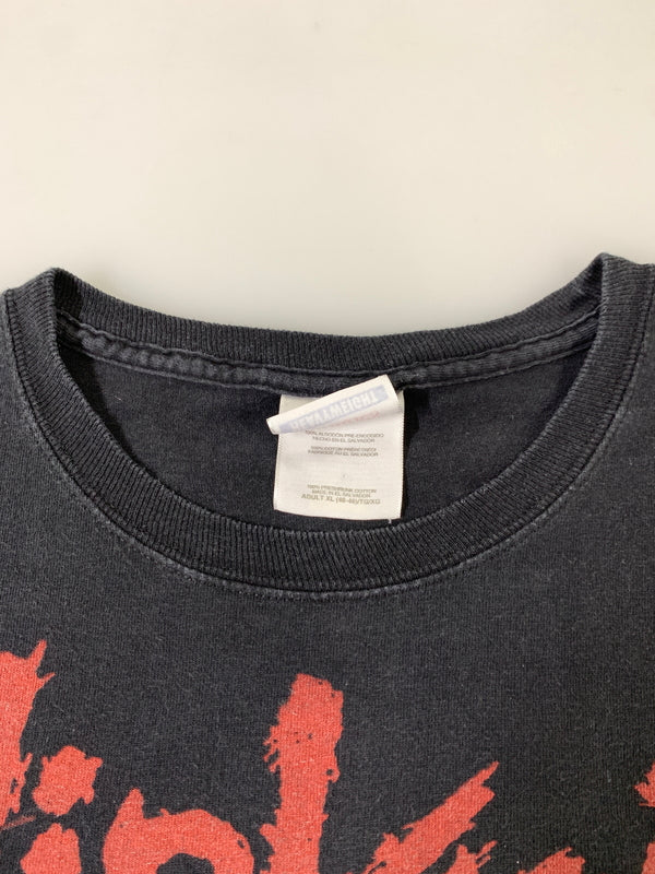 【中古品】【メンズ】 SLIPKNOT MEMBER SPLIT FACE TEE スリップノット メンバー スプリット フェイス 半袖Tシャツ メタルバンド メンズ トップス 146-261016-em-42-min サイズ：XL カラー：ブラック 万代Net店
